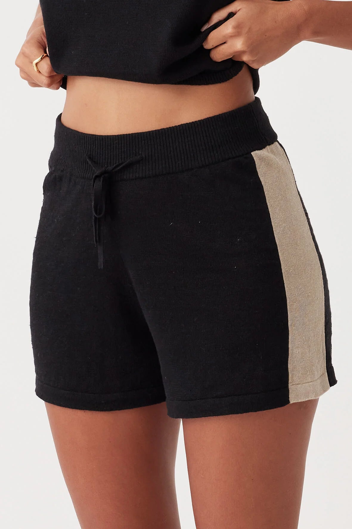 Larri Linen Knit Short- Black & Taupe