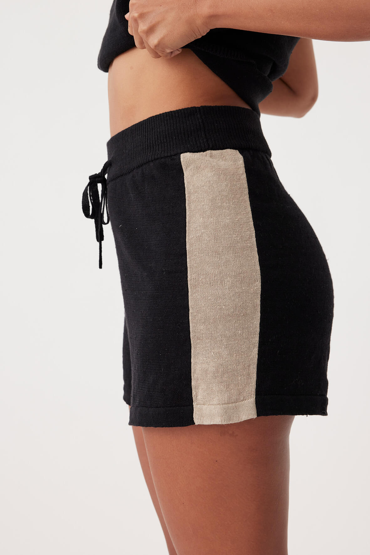 Larri Linen Knit Short- Black & Taupe