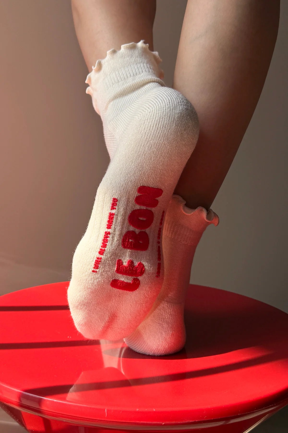 Ruffled Hugger Crew Socks - Vanilla / Red